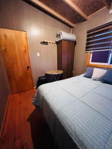 a bedroom with a bed and a window at Casa alojamiento Peumallen in Puerto Varas