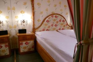 Postel nebo postele na pokoji v ubytování Hotel Hohenstauffen