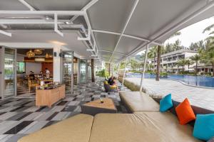 Ein Sitzbereich in der Unterkunft X10 Khaolak Resort