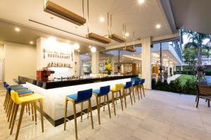 Ein Restaurant oder anderes Speiselokal in der Unterkunft X10 Khaolak Resort 