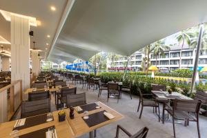 X10 Khaolak Resort tesisinde bir restoran veya yemek mekanı