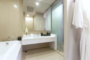 ein Badezimmer mit Waschbecken und großem Spiegel in der Unterkunft X10 Khaolak Resort in Khao Lak