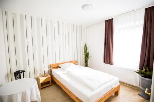 מיטה או מיטות בחדר ב-Zur Saale