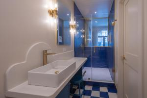a bathroom with a sink and a shower at Hotel Beebop in Toronto