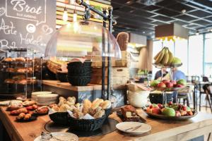 un tavolo con cesti di pane e altri prodotti alimentari di arte Hotel Kufstein a Kufstein
