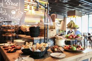 uma mesa com cestas de pão e outros alimentos em arte Hotel Kufstein em Kufstein