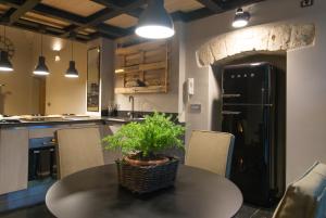 uma cozinha com uma mesa com um vaso de plantas em Cairoliapartment em Bari