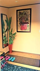 una stanza con mensola con scarpe e quadro di Mrs. Maroulla's HOUSE a Naoshima
