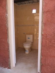 ワディ・ラムにあるRumshines Campの部屋の中にトイレ付きのバスルームがある