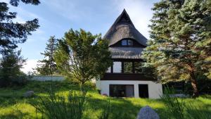 an old house with a thatched roof at Ferienwohnung im Hochland in Kloster