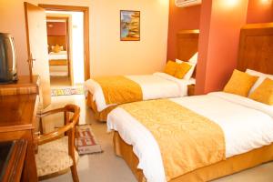 Un pat sau paturi într-o cameră la Al Anbat Hotel & Restaurant