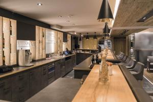 Η κουζίνα ή μικρή κουζίνα στο Hotel des Alpes