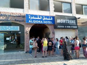 un gruppo di persone che si trovano fuori da un edificio di Al Qidra Hotel & Suites Aqaba ad Aqaba