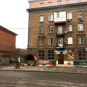 een groot bakstenen gebouw aan de kant van een straat bij VIP studio in CENTER!!! in Nikolayev