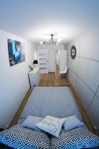 מיטה או מיטות בחדר ב-Blue Apartment Cieplice