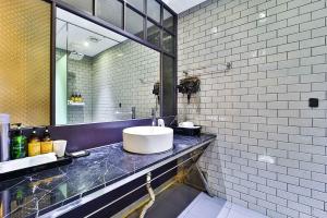 a bathroom with a sink and a mirror at stay호텔 in Soyŏm-do