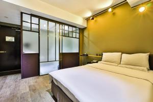 a bedroom with a large bed and a window at stay호텔 in Soyŏm-do