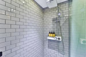 a bathroom with a shower with bottles of alcohol at stay호텔 in Soyŏm-do