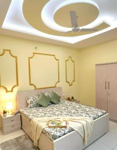 a bedroom with a bed with a ceiling at TT Homes Private Studio Suites Jaipur Pink City in Jaipur +115 photos