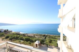 - un balcon offrant une vue sur l'océan dans l'établissement White Sea View Residence, à Saranda