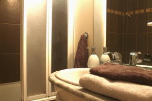 La salle de bains est pourvue d'un lavabo et d'un miroir. dans l'établissement Moderne Apartement La Defense Paris, à Courbevoie