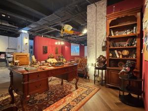 a room with a wooden desk and a red wall at Mazor Hotel Hualien Linsen in Hualien City +18 photos