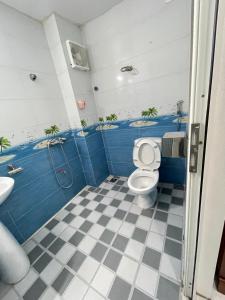 a bathroom with a toilet and a sink at Anna's House - Hoa Lư in Ninh Binh