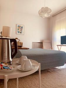 a room with a bed and a table with a coffee maker at Villa Fiorentino in Ivrea