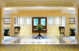 um quarto com uma mesa com uma árvore de Natal em Hollins Hall Hotel, Golf & Country Club em Bradford