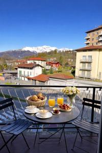a table with food and drinks on a balcony at Casa Flora in Biella