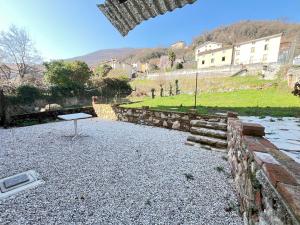 a bench sitting in the middle of a gravel yard at Papiria Residence in Piovene Rocchette +2 photos