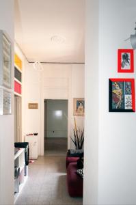 a living room with white walls and a red couch at Cebollitas B&B in Naples