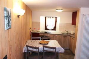 Kuchyň nebo kuchyňský kout v ubytování Maison Leveque