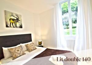 a bedroom with a bed and a window at Apt 4 Eaux-Chaudes proche Laruns et Espagne in Laruns