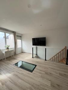 a white living room with a glass floor at rozormant in Rosporden