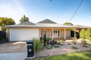 a house in the suburbs of melbourne at Wilson's Beach Beauty in Inverloch