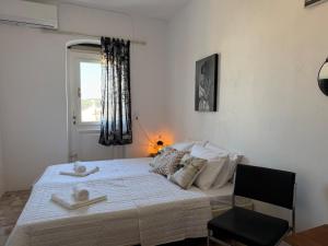 a bedroom with a bed with two towels on it at Patrick's Traditional Home in Pyrgi