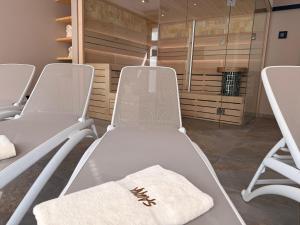 a dental chair with a towel on it in a room at Villa Am Steinbach in Sassnitz