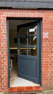 a black door in a brick building with a brick at Studio Ohlendorf 3 Min zur A7 mit Parkplatz in Seevetal
