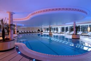 - une grande piscine dans un grand bâtiment dans l'établissement Residence Isabell, à Selva di Val Gardena