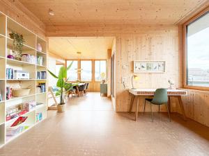 KönizにあるStadtloft Vianne mit Terrasseの机とテーブルのあるホームオフィス