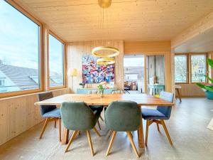 KönizにあるStadtloft Vianne mit Terrasseの木製のテーブルと椅子があるダイニングルーム +12枚の写真