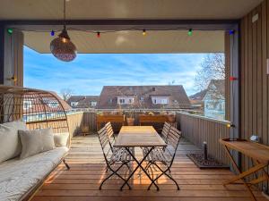 KönizにあるStadtloft Vianne mit Terrasseのテーブルと椅子が置かれたデッキのあるパティオ