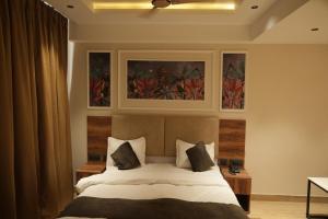 a bedroom with a bed and a painting on the wall at Vardaan Residency Hotel in Gorakhpur +29 photos