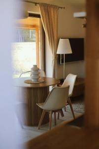 a living room with a table and two chairs and a lamp at Dom przy Lesie z sauną in Augustów