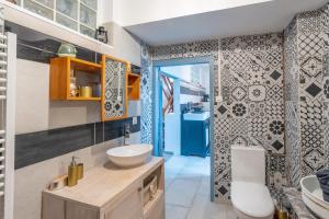 a bathroom with a sink and a toilet at Le Sostranien - Jardin - Wifi in La Souterraine