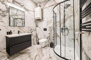 a bathroom with a sink toilet and a shower at Platinum Prestige Residence in Rybnik +13 photos