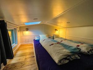 a bedroom with two beds in a small room at Kleines Ems-Idyll in Lathen +1 photo