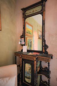 a mirror on a table in a room at Maison de l'Arte di Bà in San Nicola Arcella