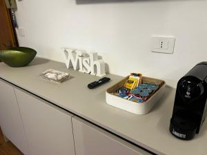 a kitchen counter with a microwave and a box of meth at Casa Primavera in Agordo